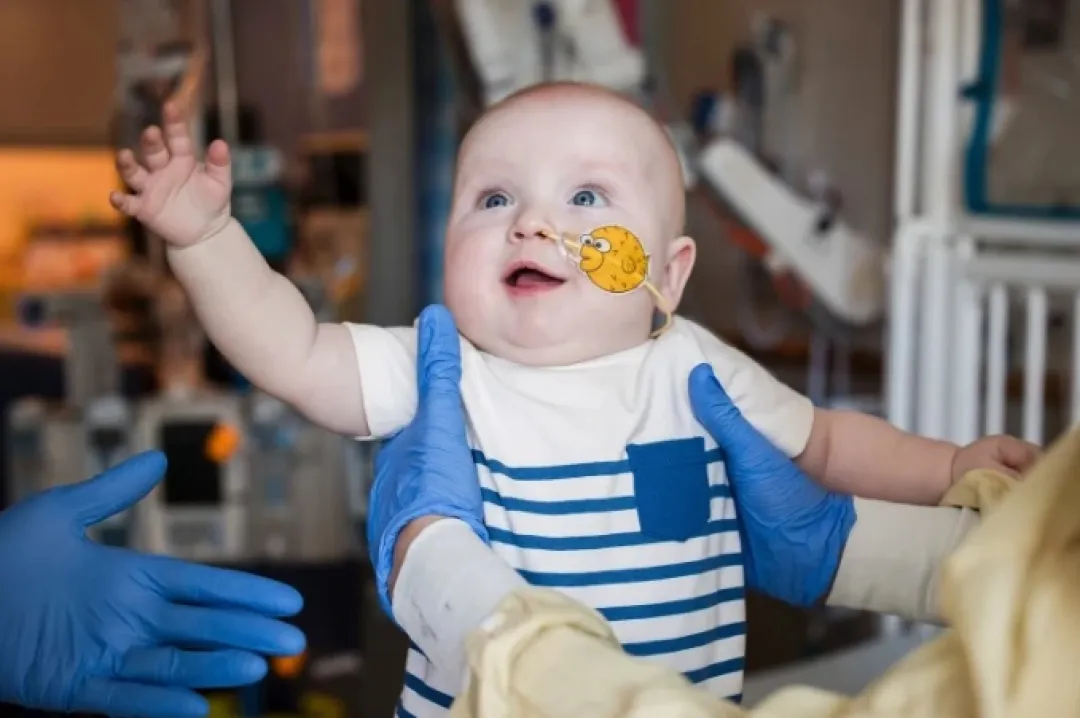 Un bebé recibe el primer tratamiento genético personalizado del mundo