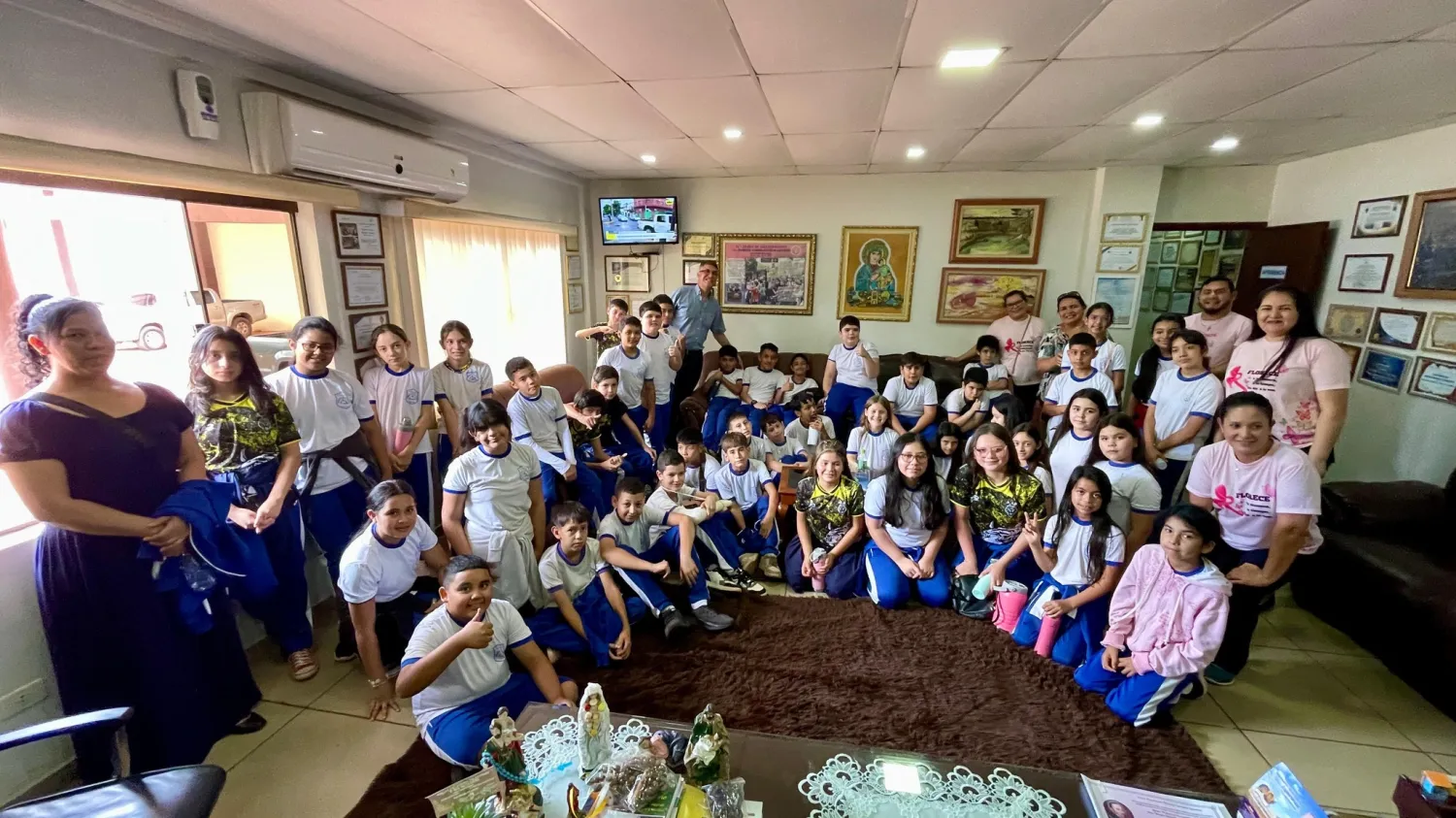 Alumnos de la Escuela Generación de la Paz de visita por la comuna local