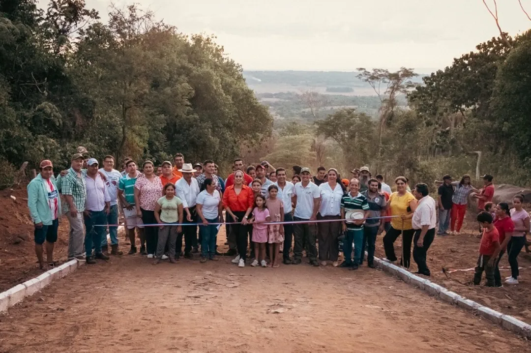 Unidos por el progreso: familias de Ybycu’i logran construir camino transitable