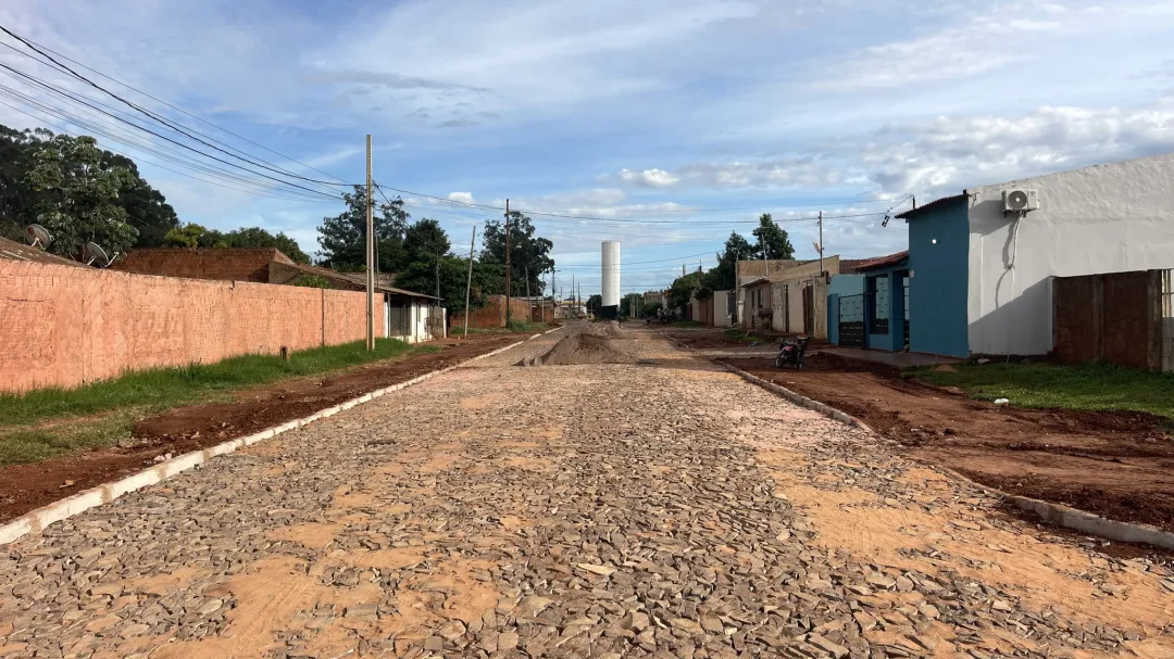 Intendente municipal visita obras de empedrados que se realizan en los barrios