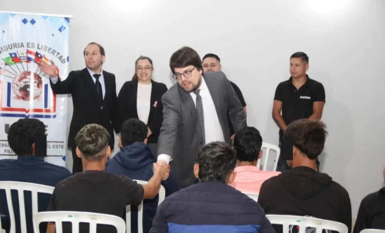 Magistrado promueve taller de barbería para jóvenes en proceso de reinserción