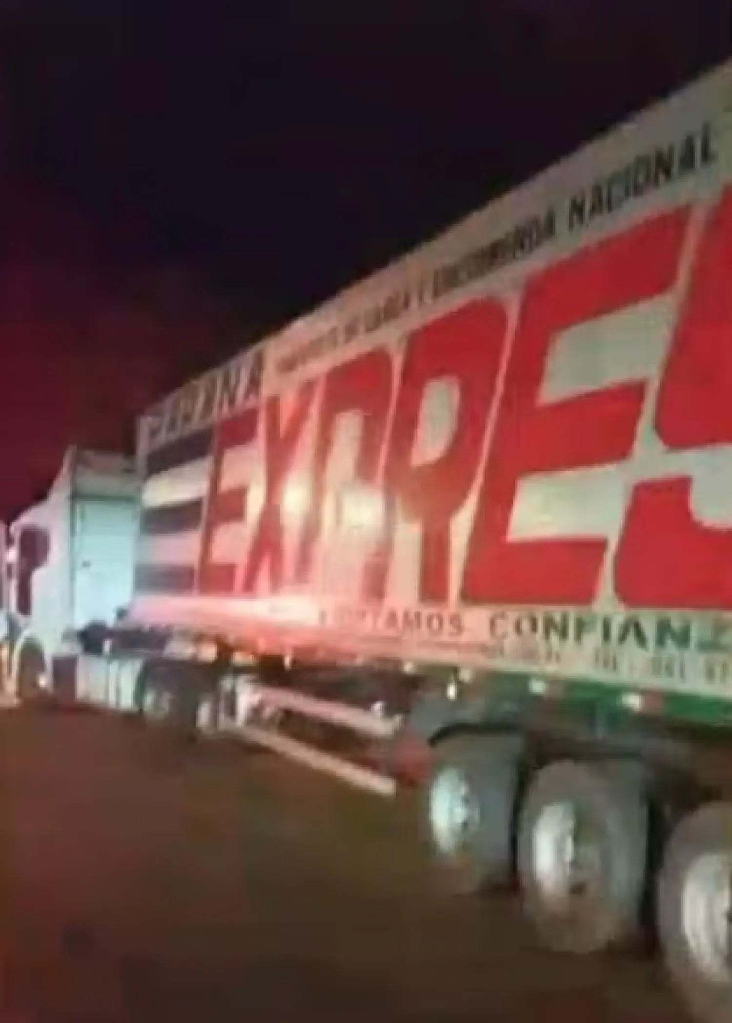 Intento de asalto a camión de encomiendas deja agentes heridos