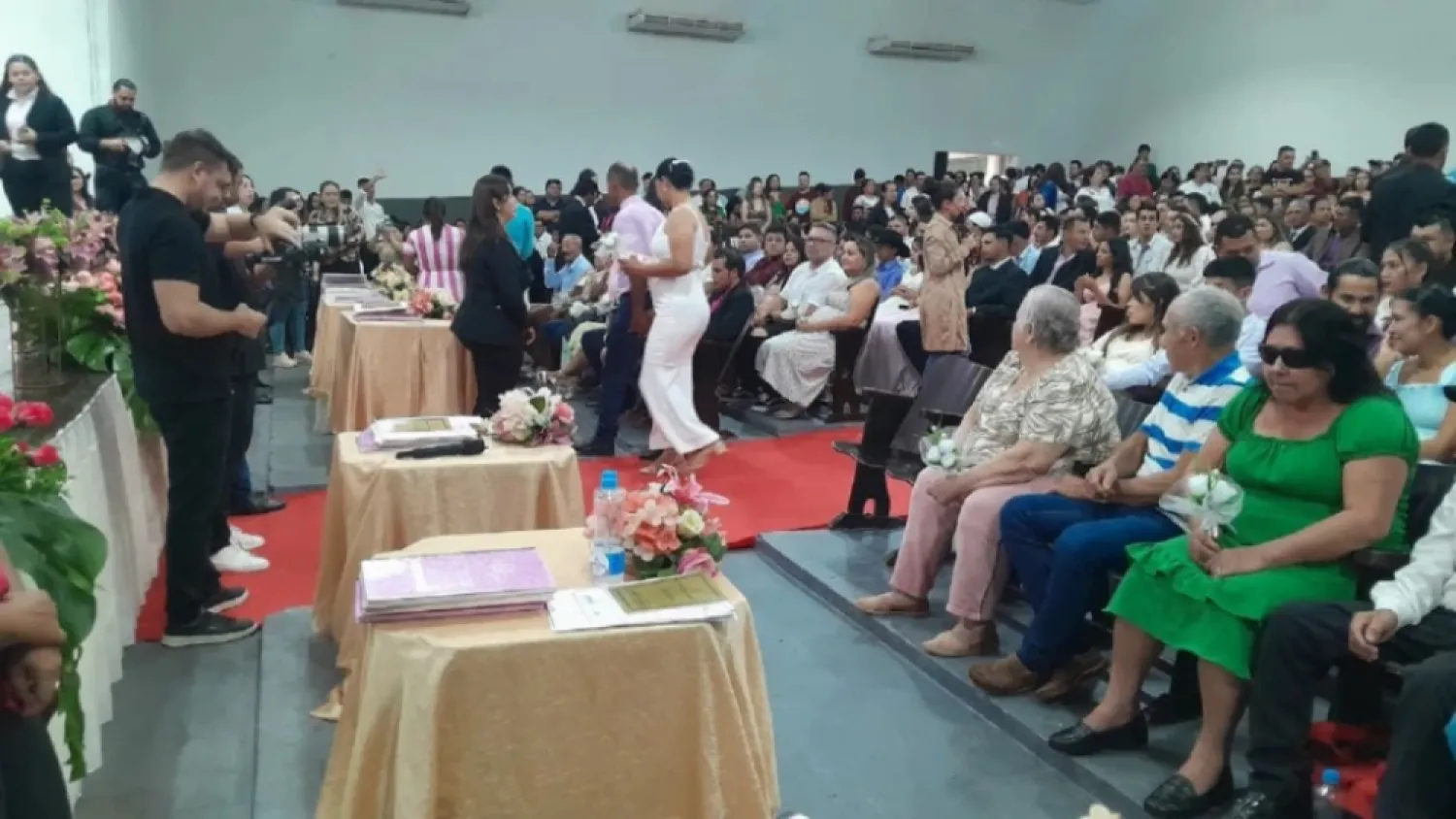 Torrencial lluvia no fue impedimento para que 220 parejas se juren amor eterno