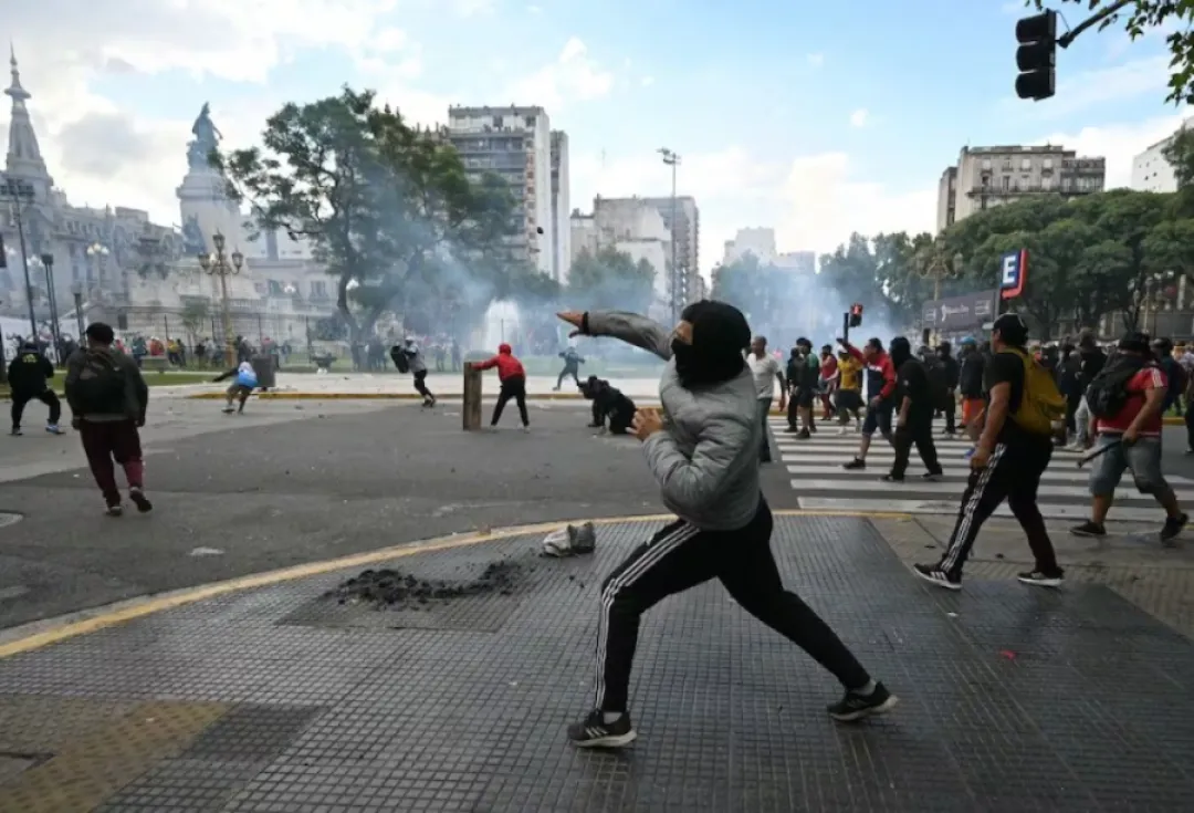 Hinchas del fútbol argentino se unen a jubilados en tensa protesta en Argentina