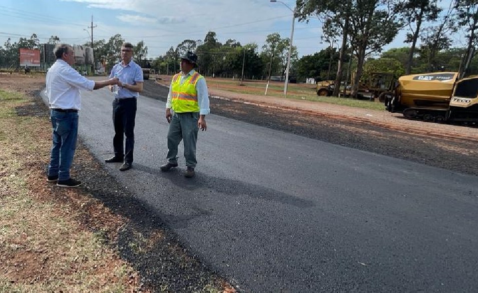 Intendente verifica avances de trabajos de asfaltado en accesos al parque de exposiciones de la ARP