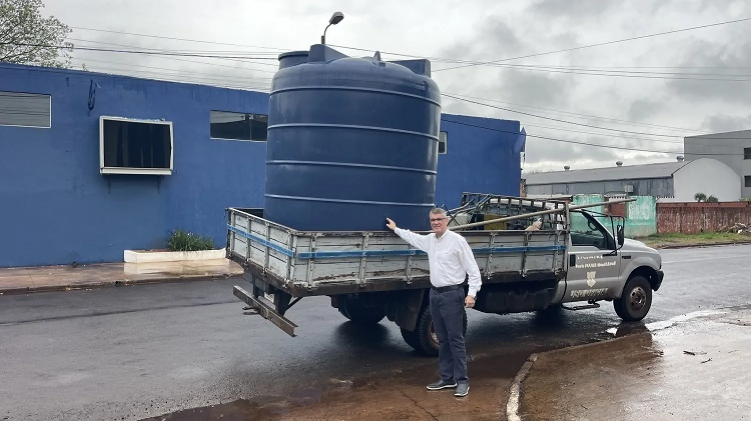 Vecinos de Romero Cue reciben tanque de agua
