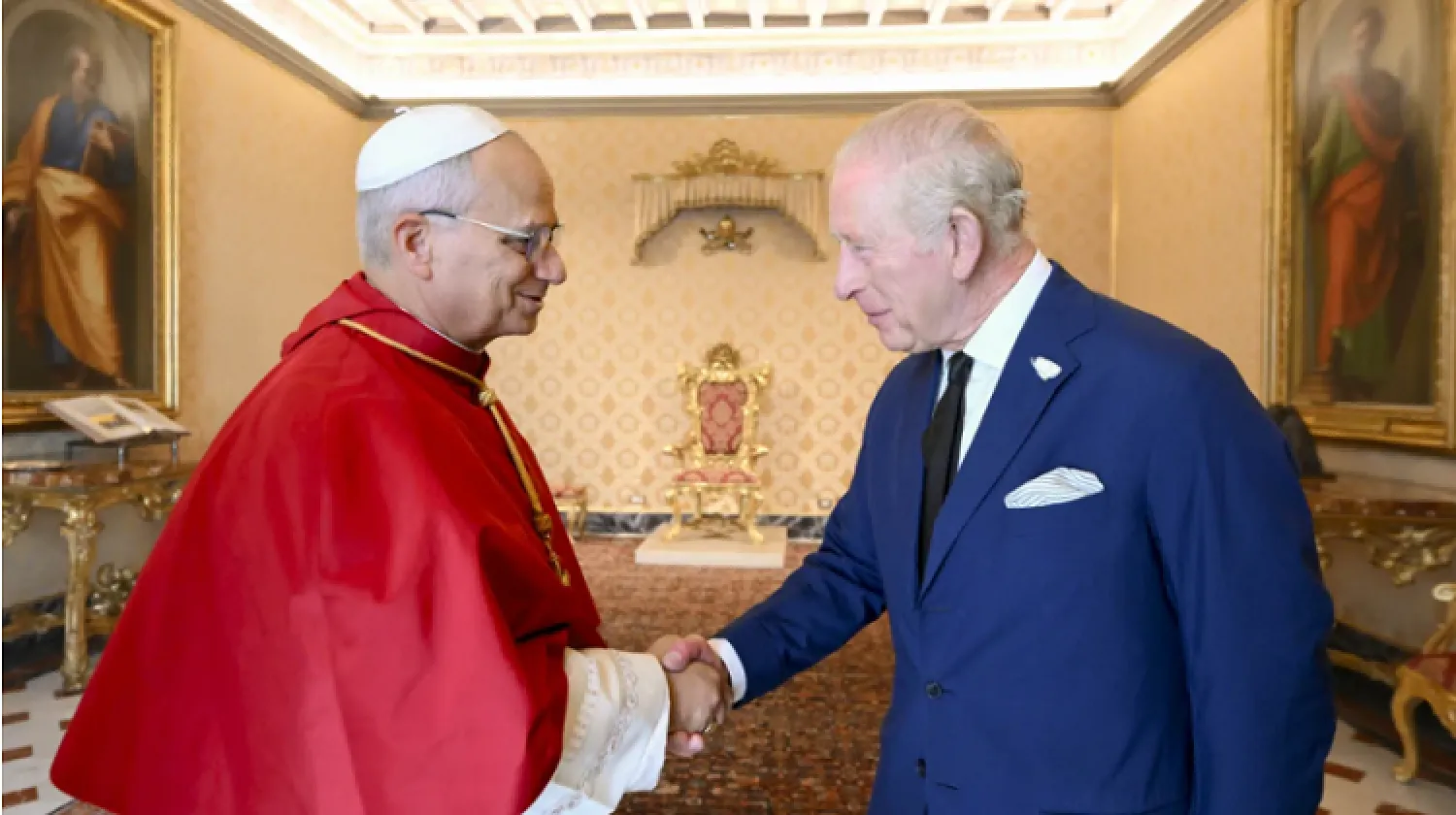 El papa León XIV y el rey Carlos III rezan juntos en la Capilla Sixtina