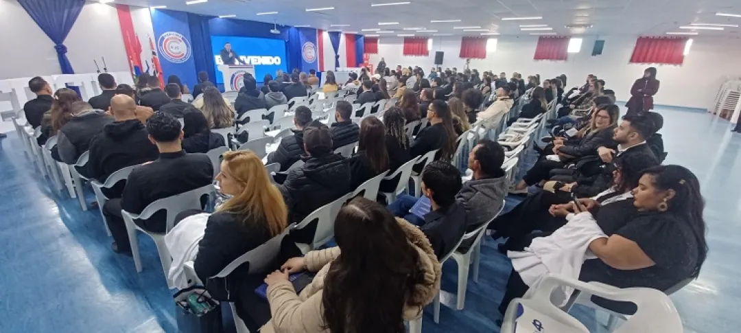 Universidad Central del Paraguay - Graduados presentan tesis finales de pregrado