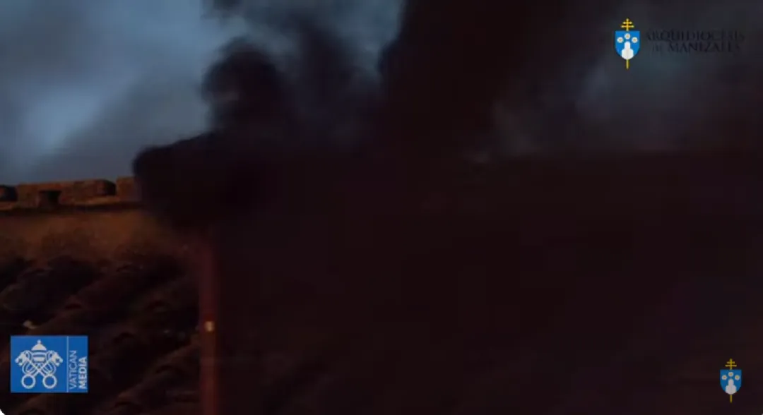 Humo negro, el mundo sigue en la espera de un nuevo papa