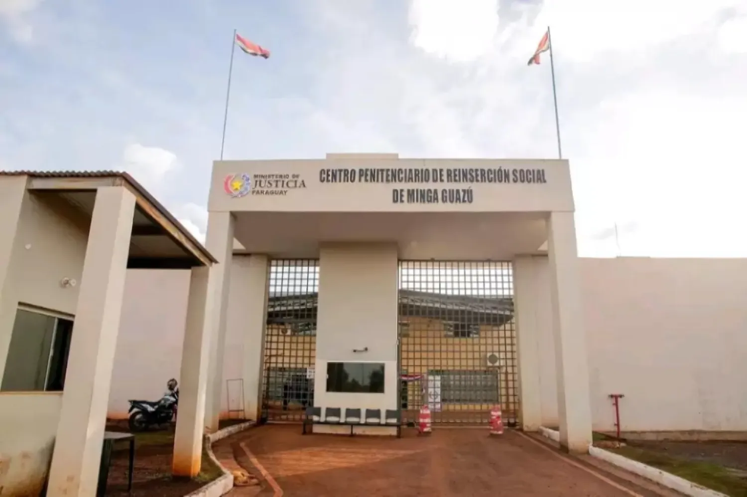 Incautan G. 500.000 ocultos en ropa interior durante visita en penal de Minga Guazú