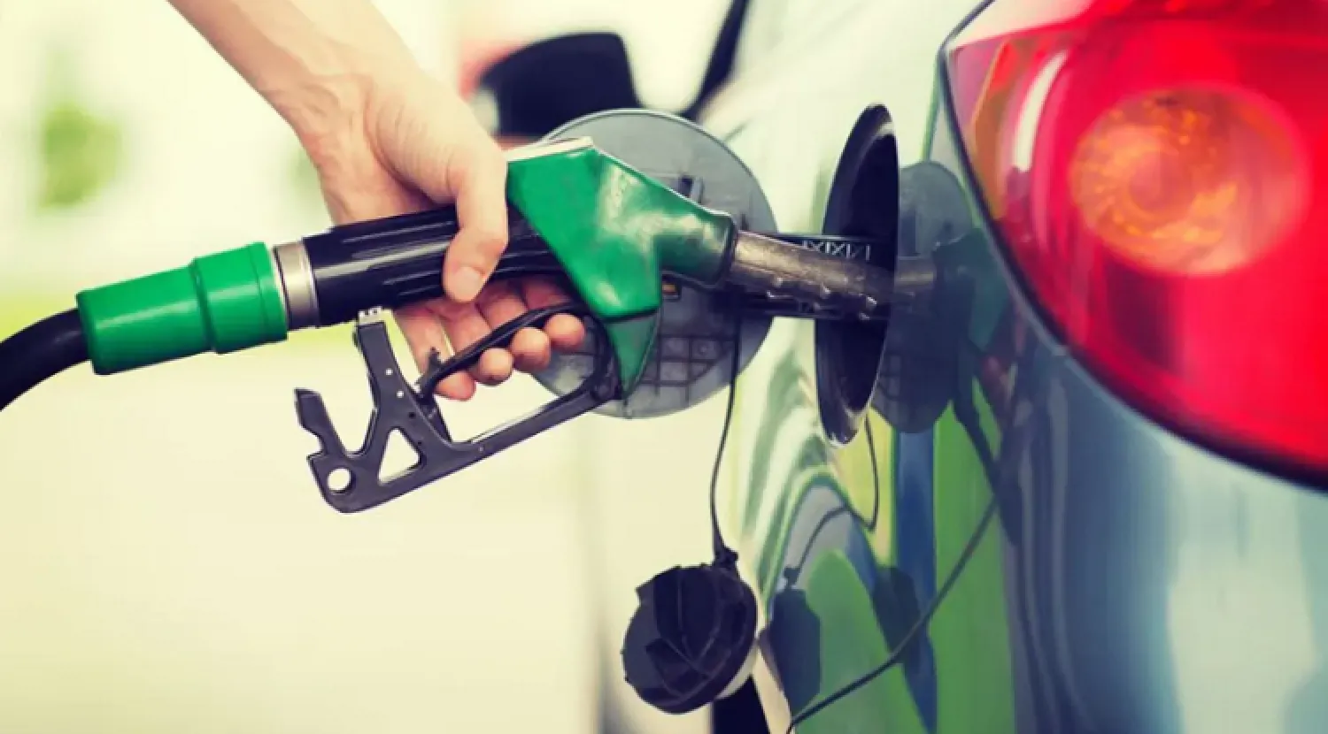 Precios de los combustibles se mantendrán, pese a la baja del dólar