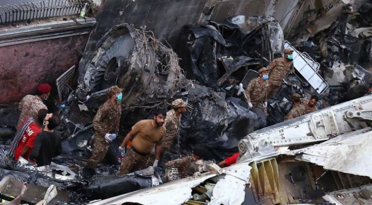 Mueren al menos 60 personas al estrellarse un avin en Pakistn
