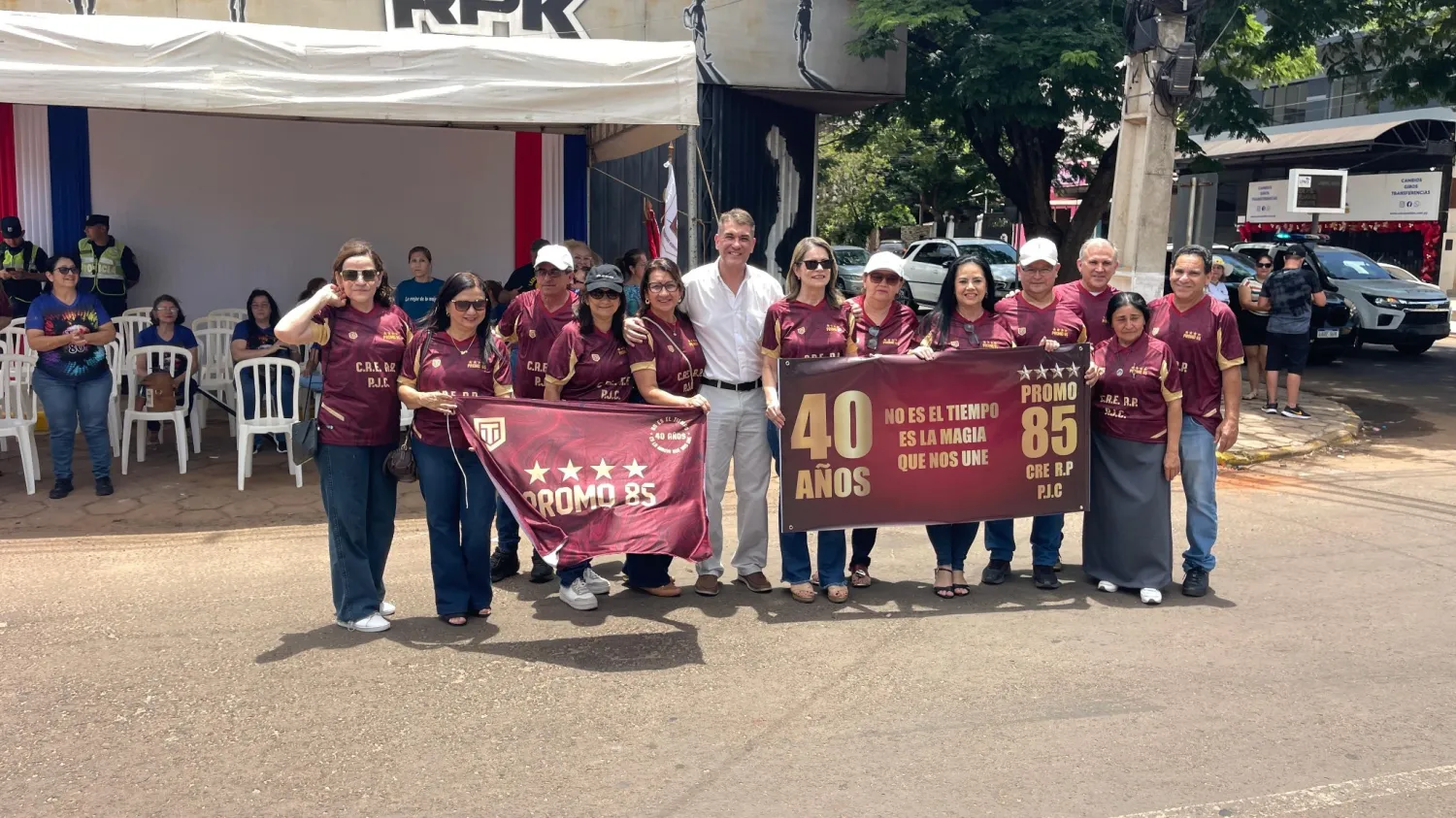 Tremendo brillo en el desfile de Ex PROMOS ESTUDIANTILES por el aniversario de nuestra ciudad