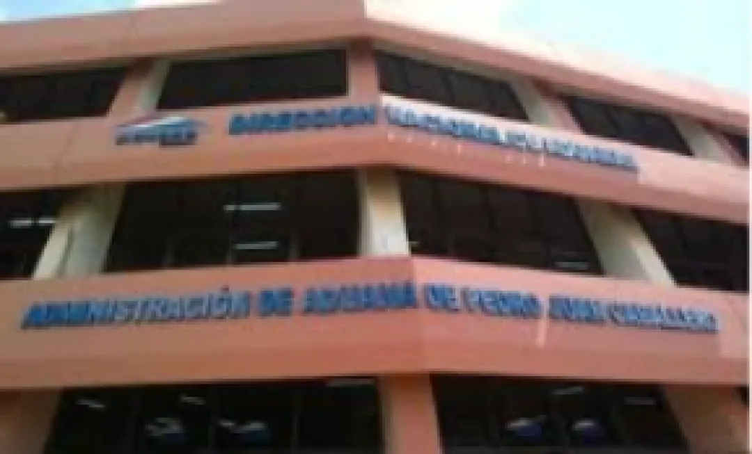 Llueven denuncias sobre supuesto funcionario de Aduana