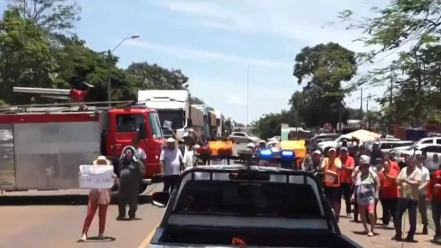 Manifestantes bloquean paso a comitiva de la Operación Umbral en Canindeyú