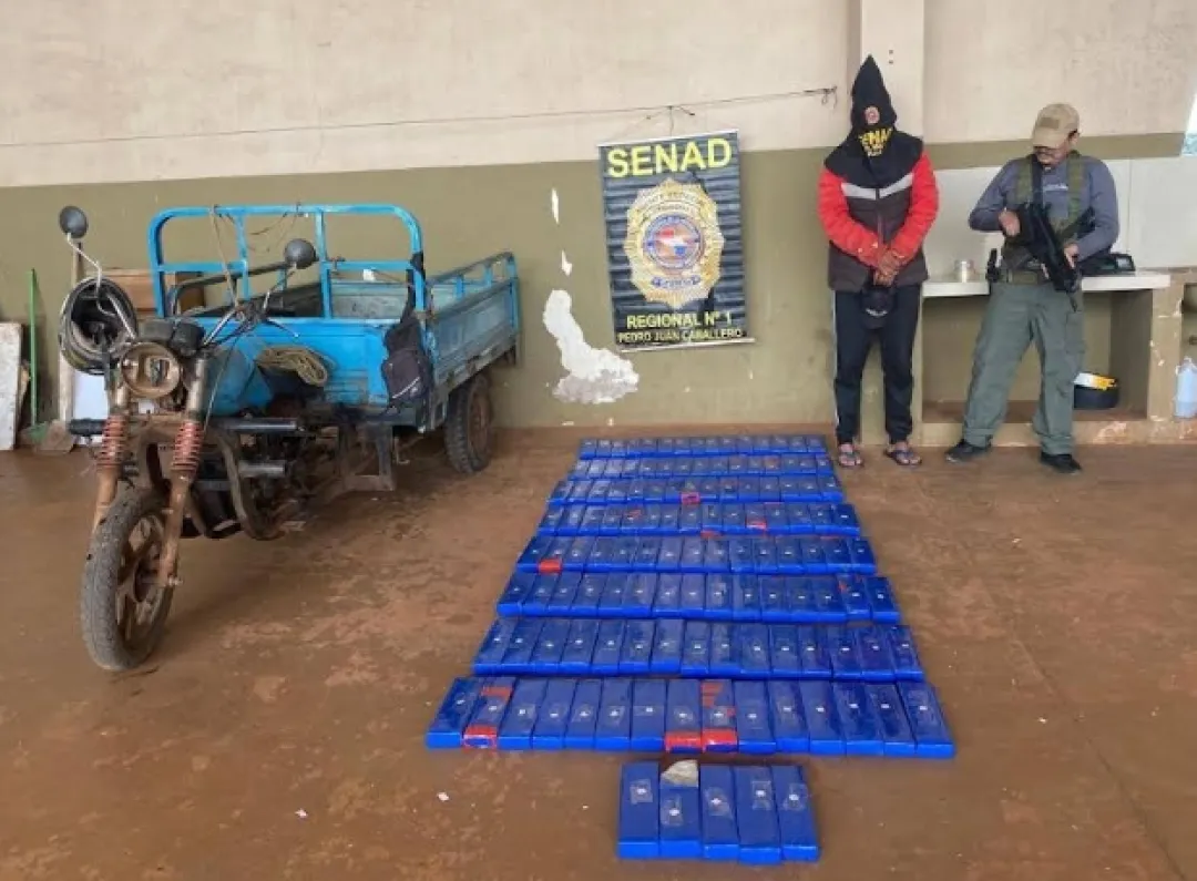Detienen a un hombre que transportaba marihuana en una moto carga