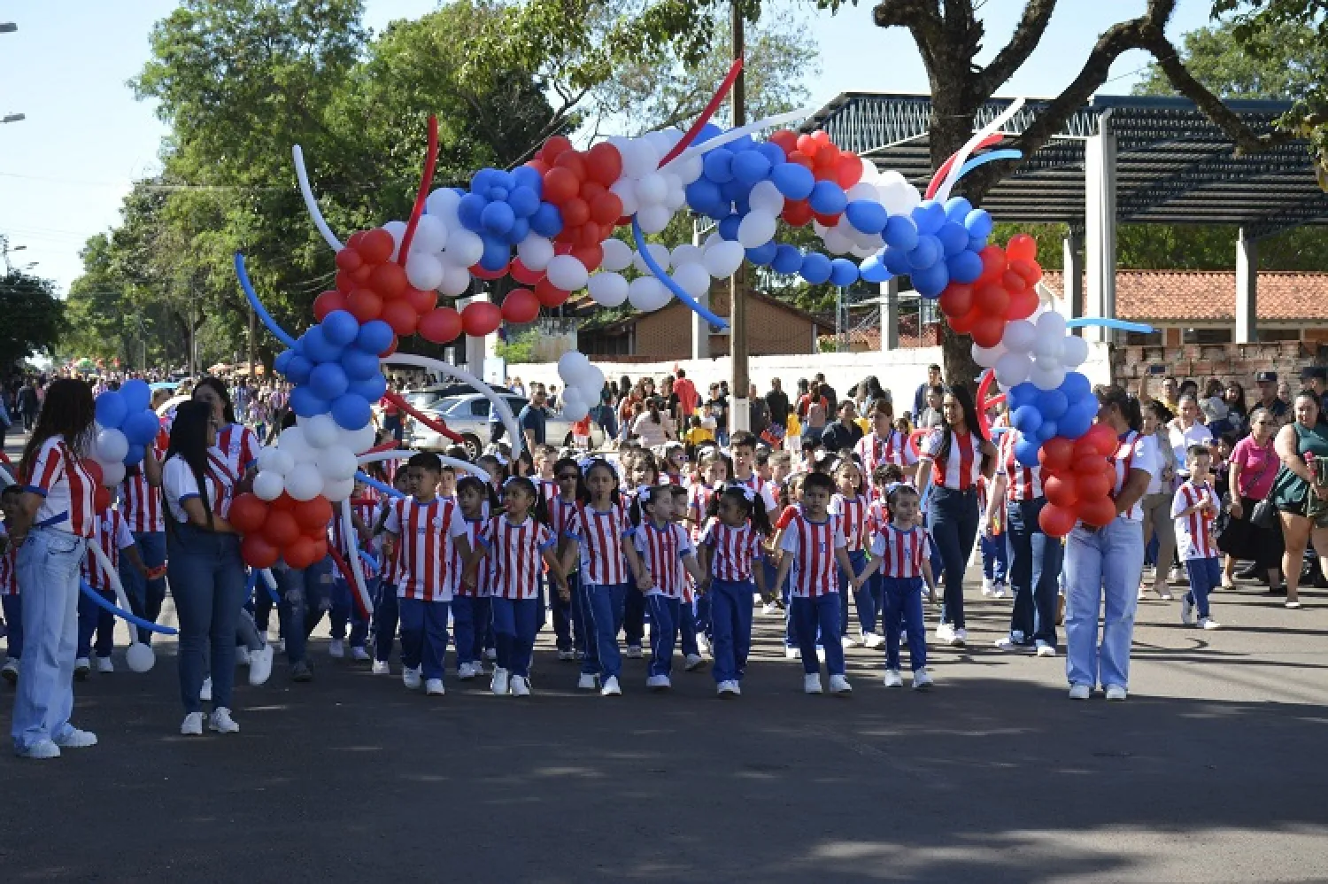 Colorido desfile escolar en homenaje al 126° aniversario de la ciudad