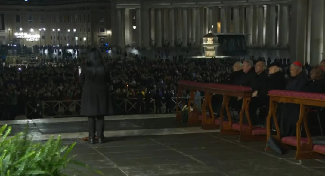 Las oraciones por la salud del papa Francisco se concentran en la plaza de San Pedro