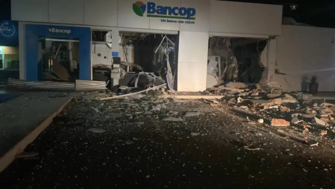 Asalto a banco: Tres detenidos, una ambulancia implicada y se busca a ex policía