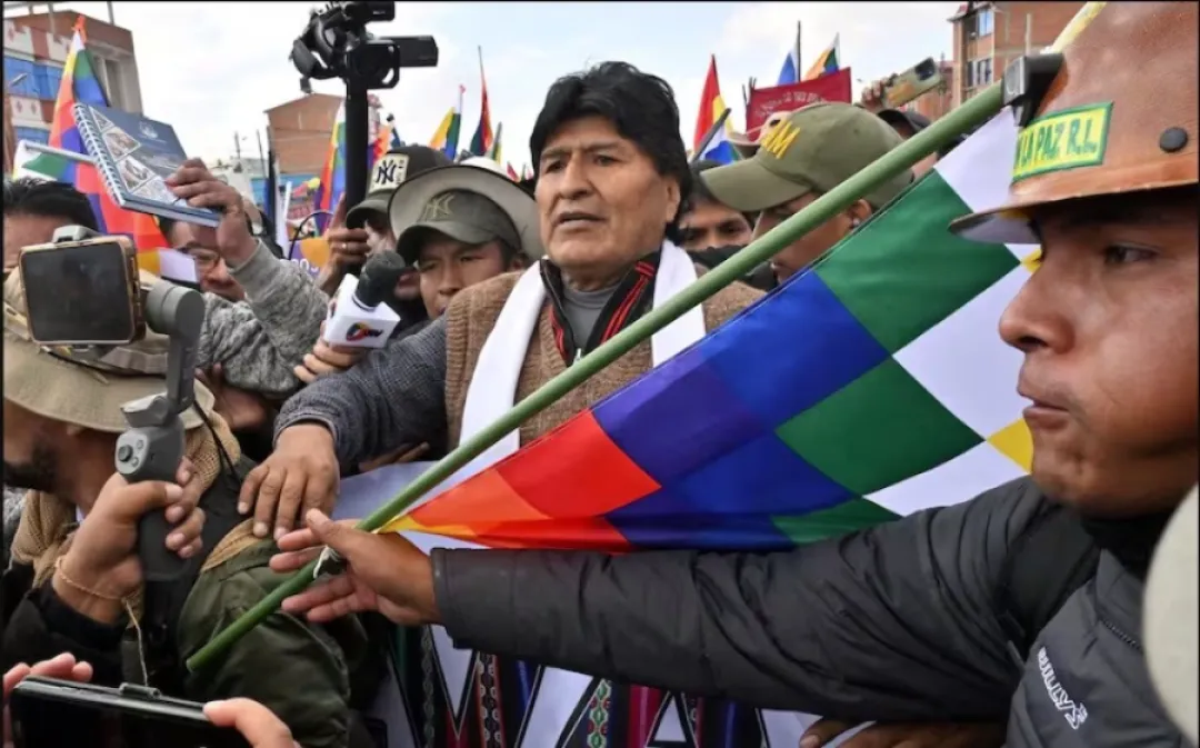 Evo Morales desafía prohibición legal y anuncia candidatura presidencial en Bolivia
