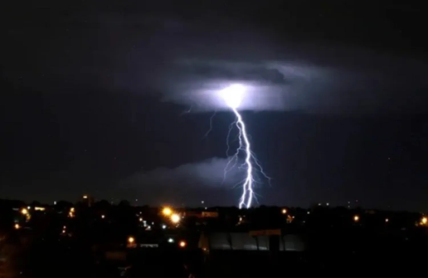 Alerta de tormentas con ráfagas de 100 km/h y lluvias de hasta 100 milímetros para este viernes y sábado