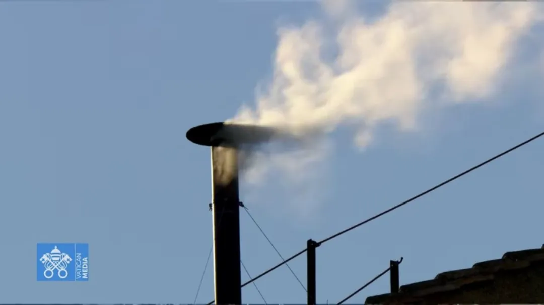 Humo blanco en el Vaticano: Habemus papam