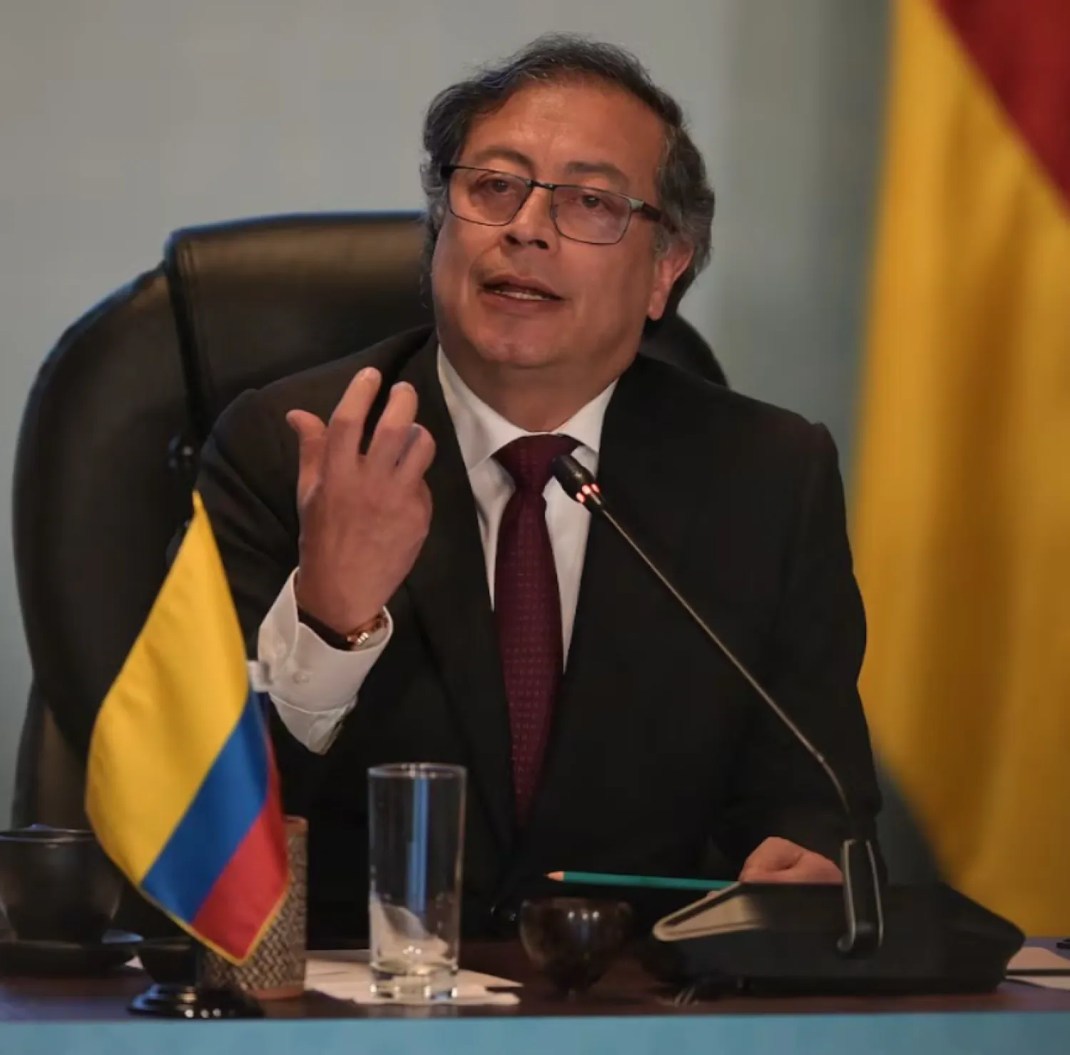 Petro tuvo problemas para recargar combustible a su avión por sanciones de EE. UU.