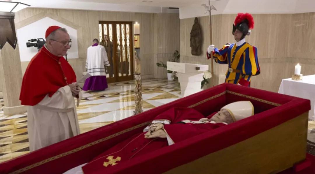 Las primeras imágenes del papa Francisco en el féretro, difundidas por el Vaticano