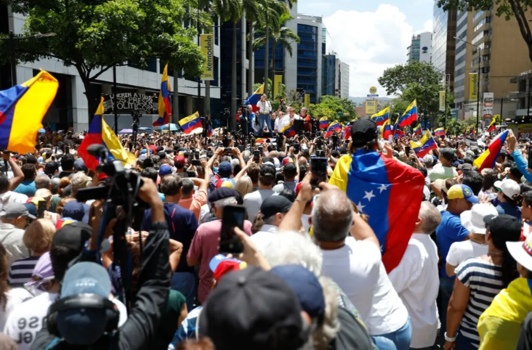 Chavismo y oposición llaman a manifestarse: ¿asumirá Maduro o González?