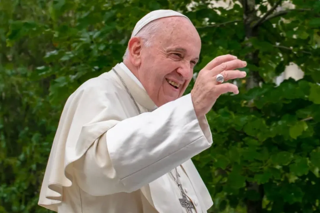 El papa “descansó bien” usando una máscara de oxígeno