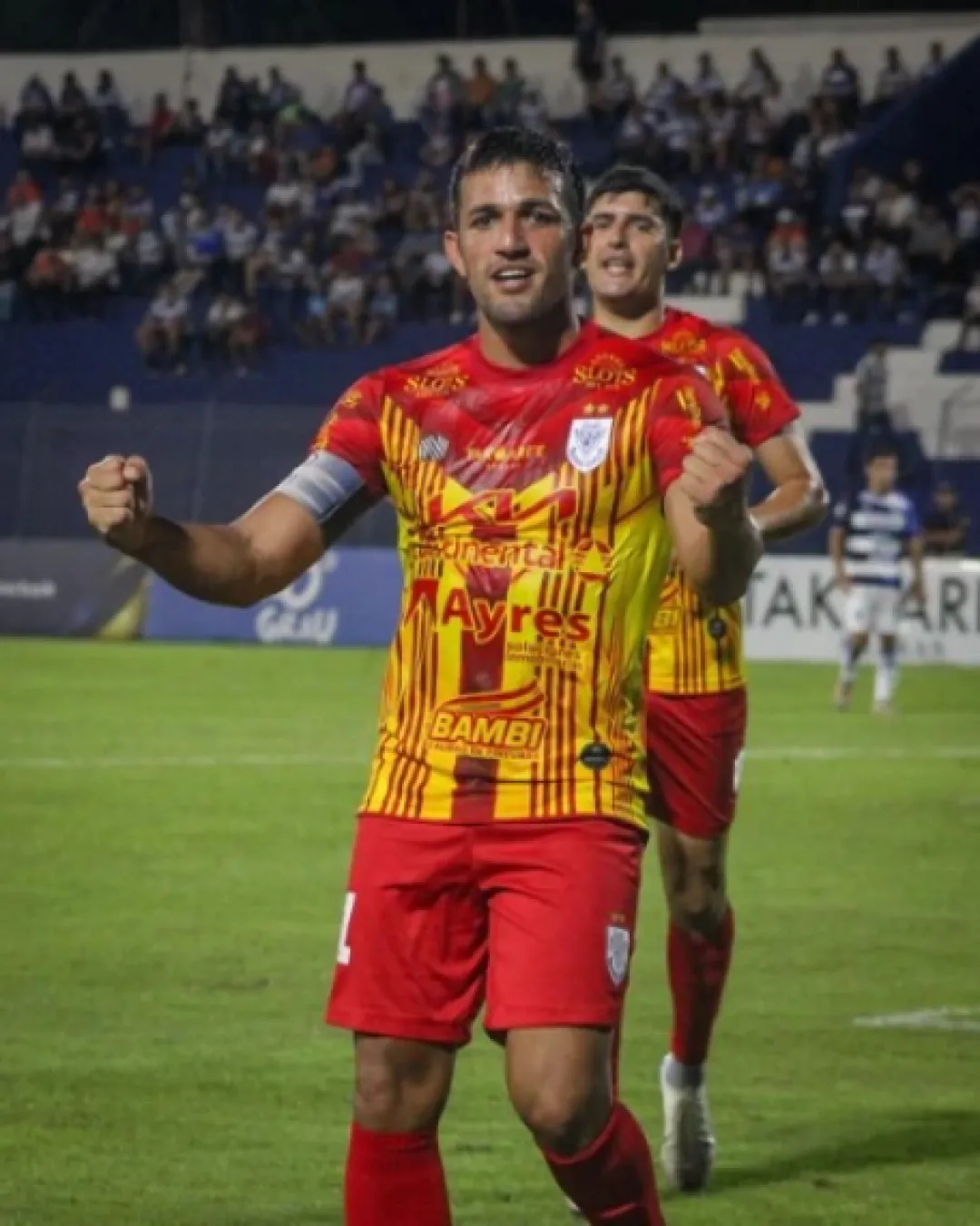 El gallo cae y es humillado ante su publico