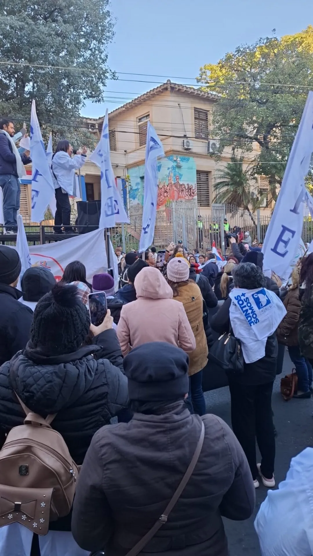 Con “marea blanca”, enfermeras se movilizan frente al Ministerio de Salud con reivindicaciones laborales