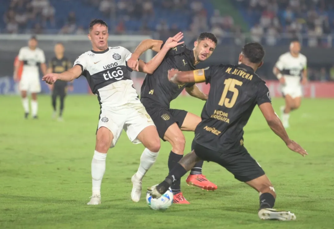 Olimpia y Peñarol sellaron una paridad de 0-0, por la fecha 3 del Grupo H de la Libertadores.