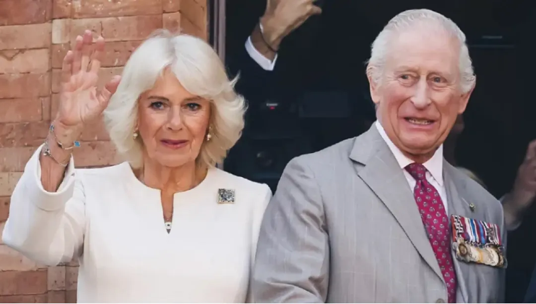 Carlos III y Camila reciben el desfile conmemorativo del fin de la II Guerra Mundial