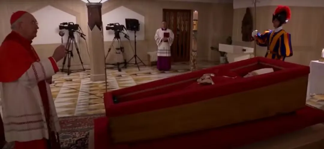 Vaticano incluso consideró llevar al papa Francisco al hospital y el médico estaba en camino, dice la agencia