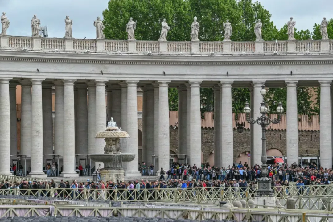Basílica de San Pedro recibe a miles de fieles en su segundo día de adiós al papa