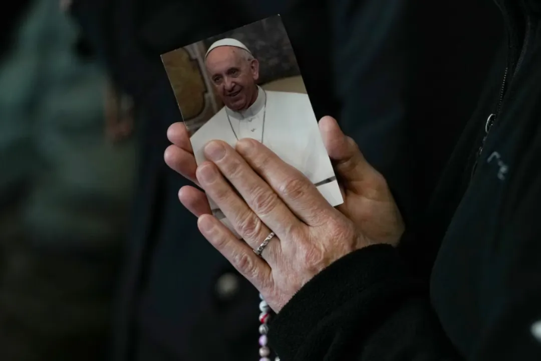 El estado de salud del Papa Francisco se mantiene estable, pero los médicos optan por no darle de alta todavía