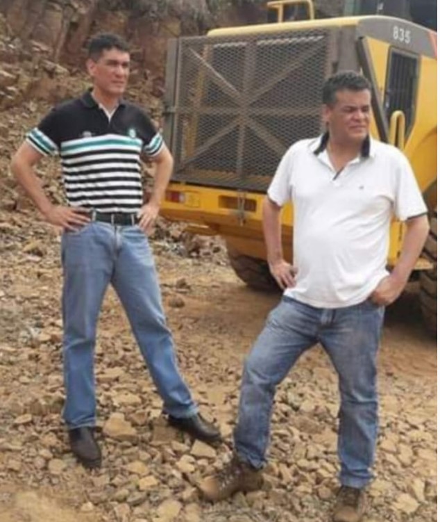 Pobladores de Santa Clara trajeron la foto de Robert y Ronald Acevedo, para pedir arreglo de camino