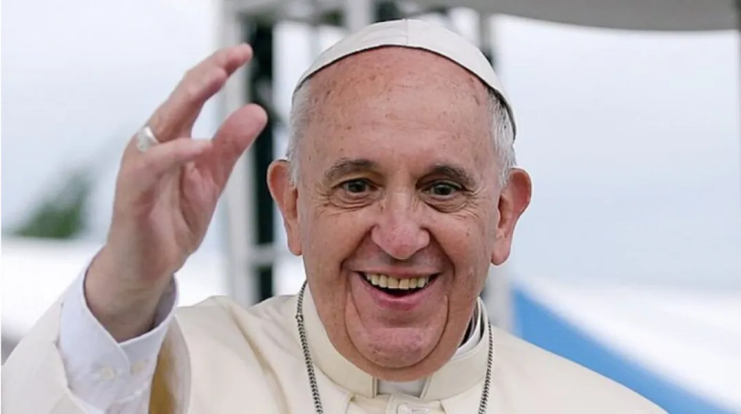 El papa presenta una leve mejoría, dice el Vaticano