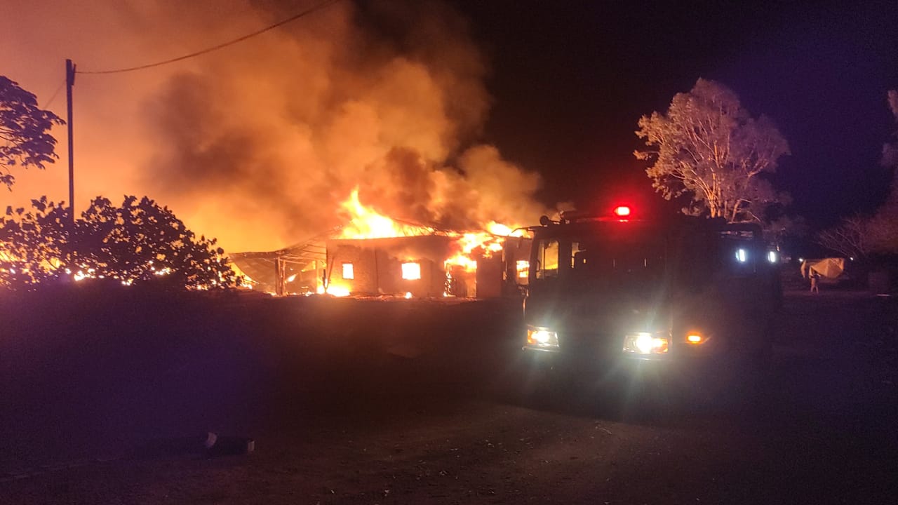 Incendio de proporciones consume un aserradero