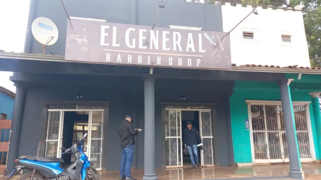 Supuestos adictos roban barbería del barrio General Genes ante inacción policial
