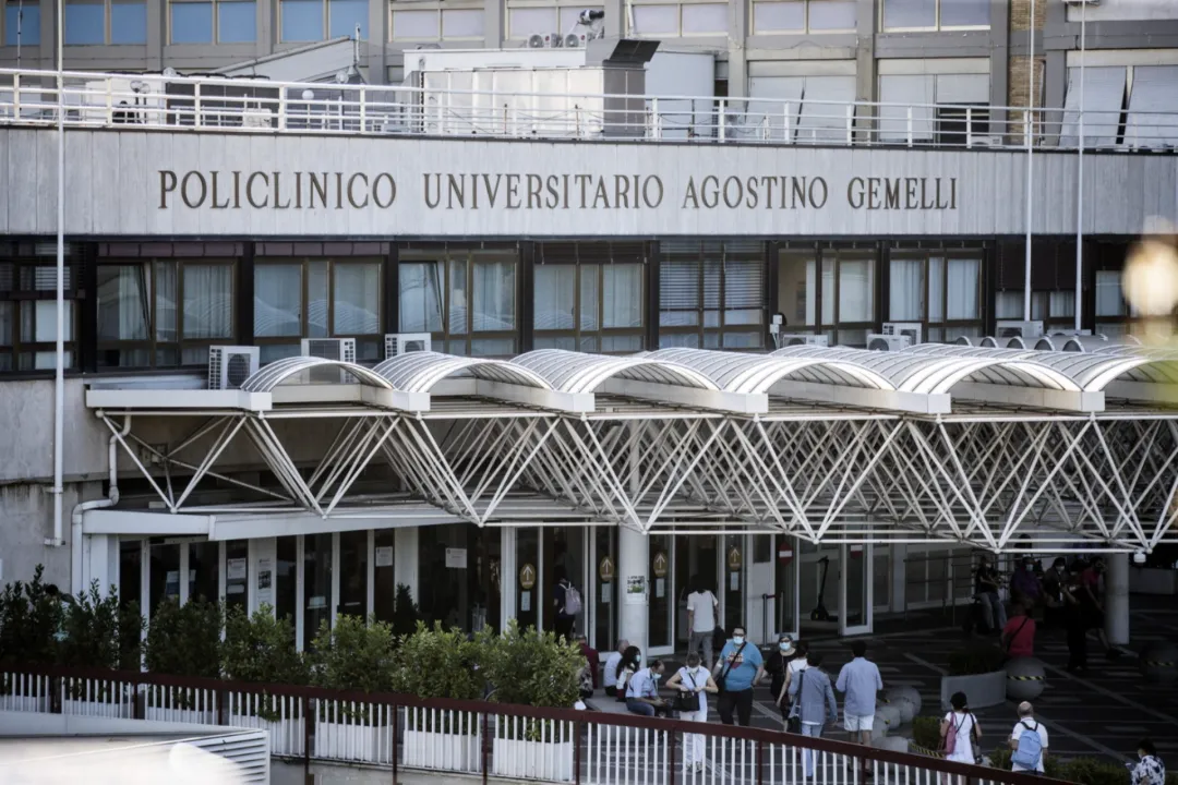 La salud del papa mejora y su pronóstico deja de ser “reservado”, anuncia el Vaticano