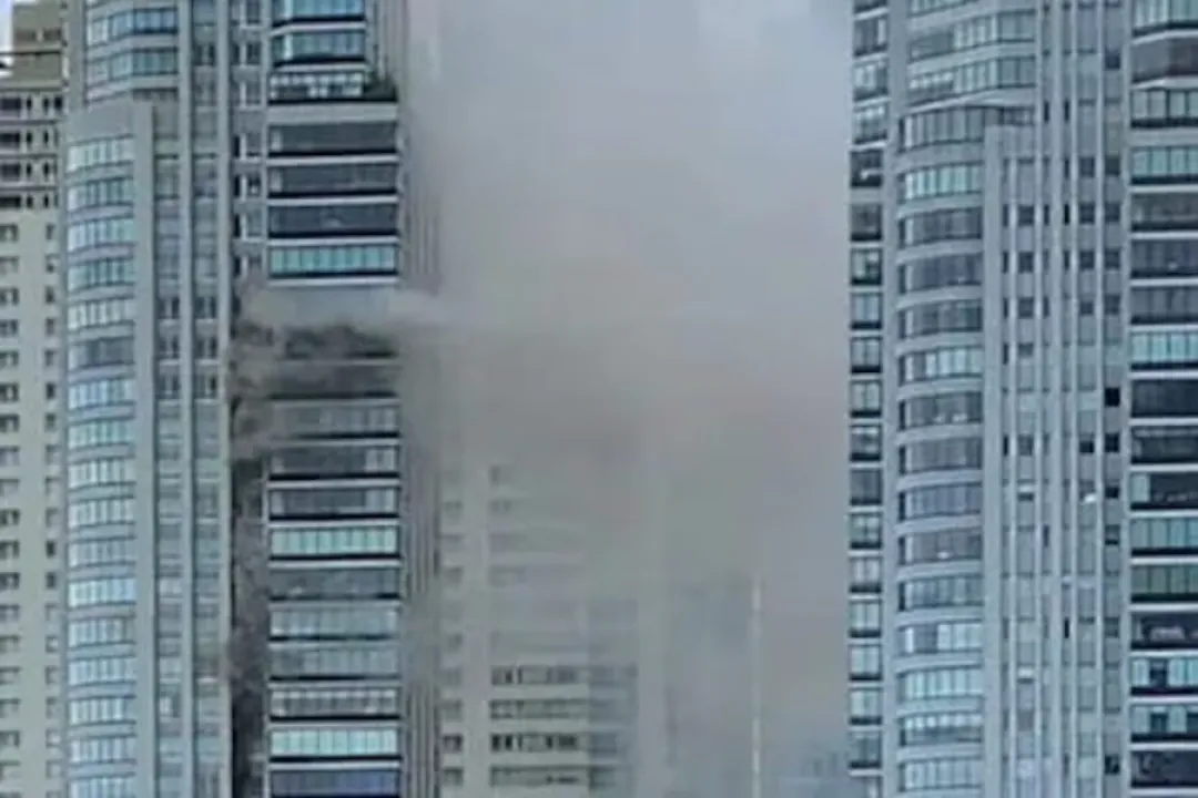 Al menos 100 evacuados en incendio en torre de 50 pisos en Buenos Aires