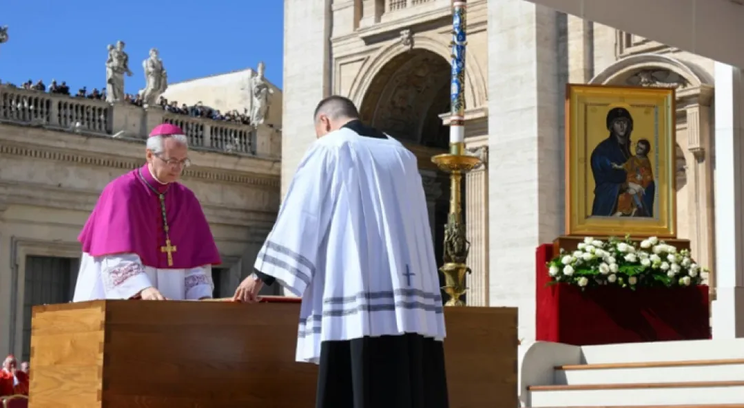 La homilía del funeral: El papa no cesó de implorar la paz y ocuparse de los últimos