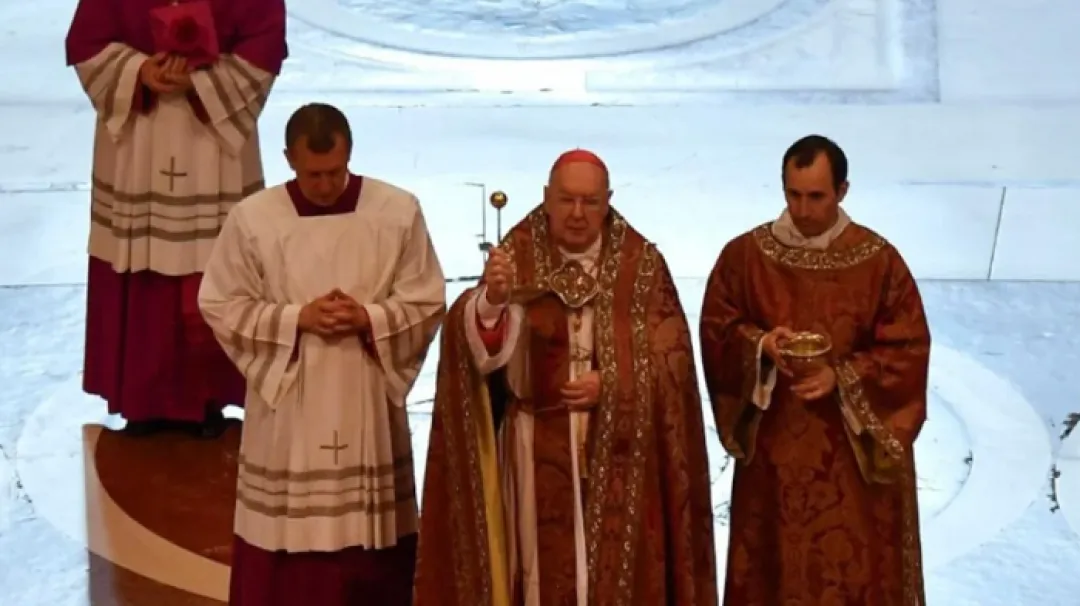 El camarlengo presidirá el viernes el cierre del féretro del papa Francisco y su entierro, el sábado