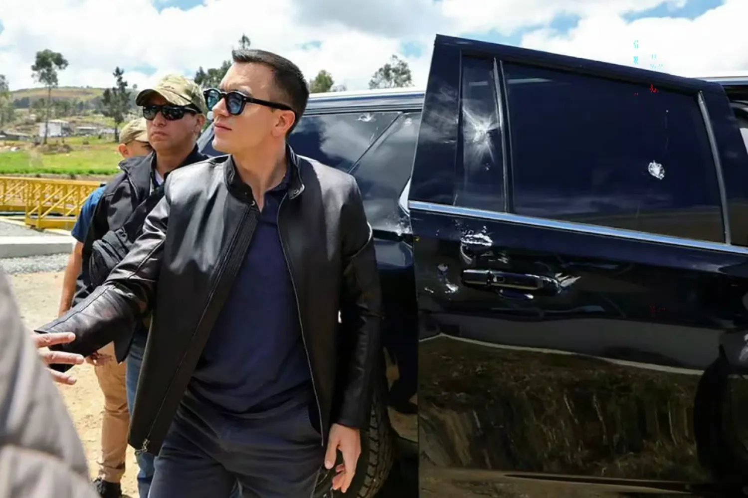 Presidente de Ecuador sale ileso de ataque a balazos a su caravana