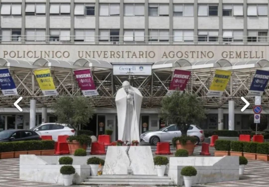 El papa Francisco pasó una noche tranquila, pero su estado sigue bajo observación médica