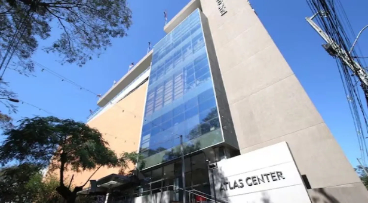 Allanan oficinas del banco Atlas por caso plagio de core bancario