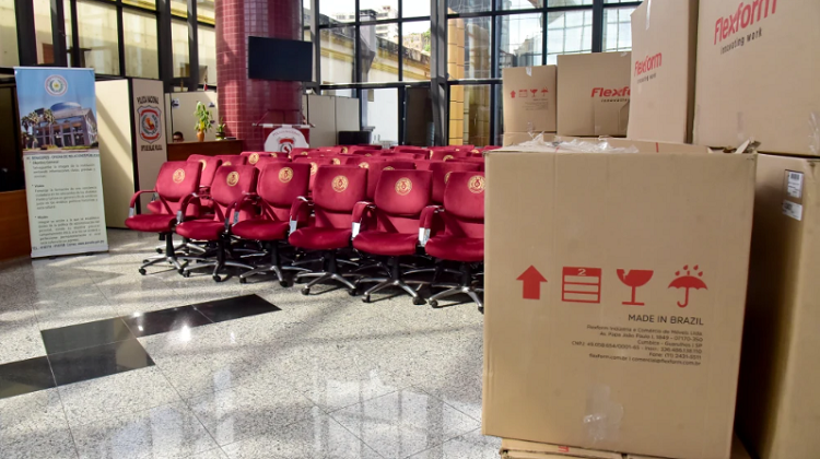 Letras de oro, niquelado y cromado: Los criterios para la compra de sillones nuevos del Congreso