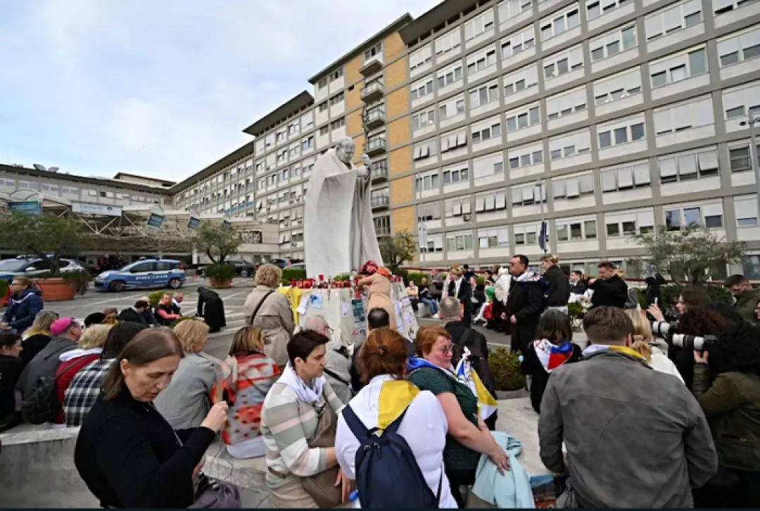 El papa Francisco reaparecerá mañana en público desde el hospital para el Ángelus
